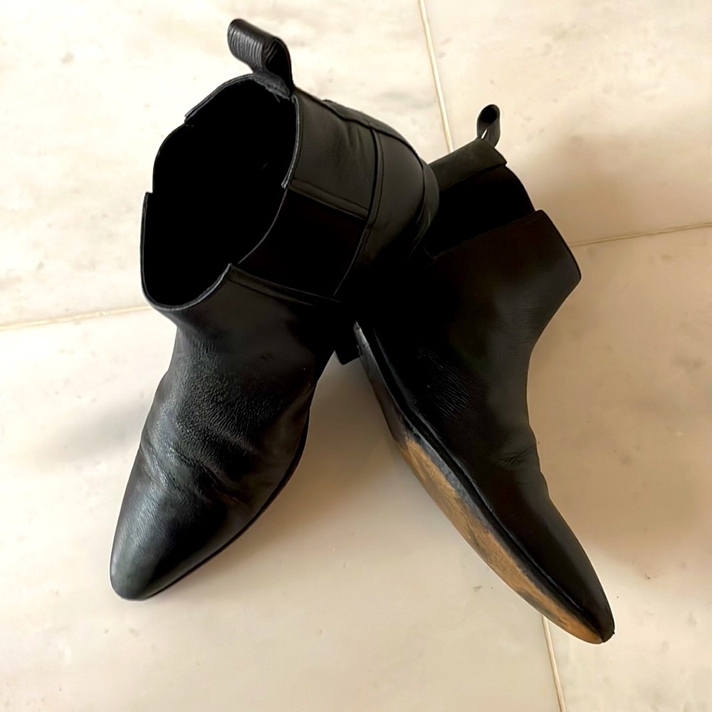 Black pointed toe leather Authentic Hugo Boss boots